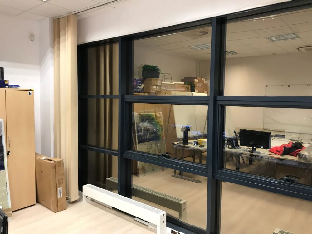 Vertikaljalousien im Büro – Fensterschutz für Unternehmen von Wrolety